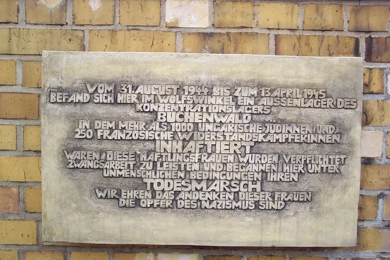 Gedenktafel für die Opfer des Frauenaußenlagers des KZ Buchenwald