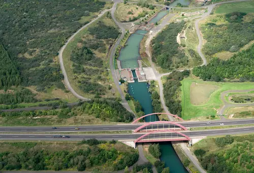 Luftbild mit Blick auf den gesperrten Störmthaler Kanal.