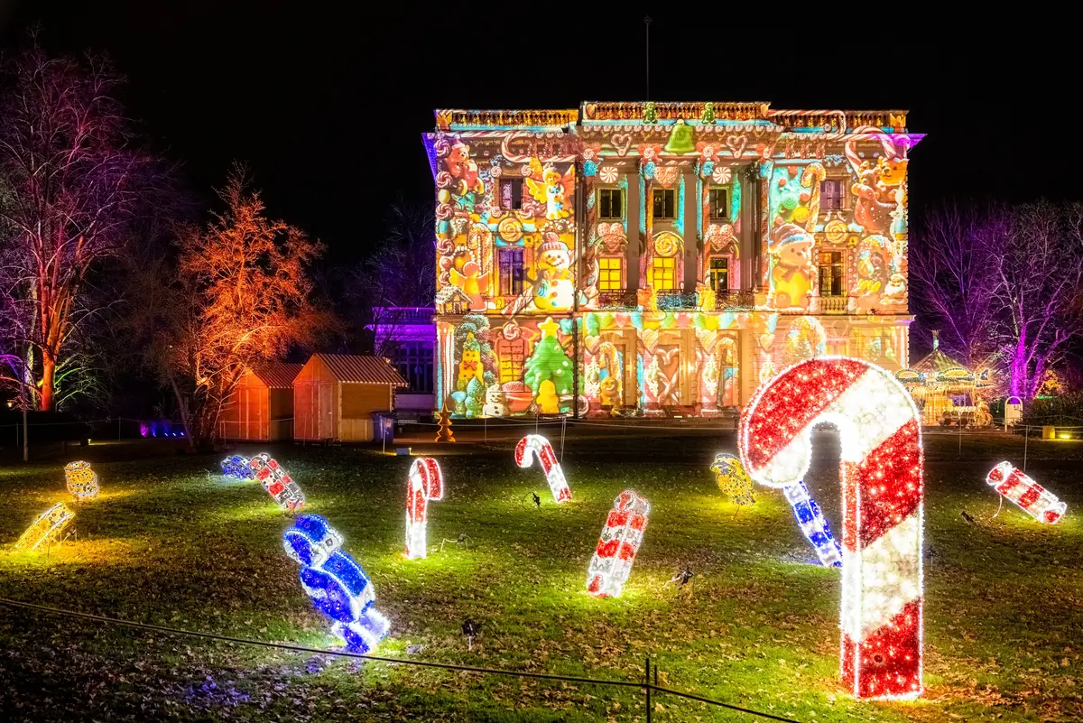 Zu sehen ist das Weiße Haus, das bei Christmas Garden weihnachtlich angestrahlt wurde.