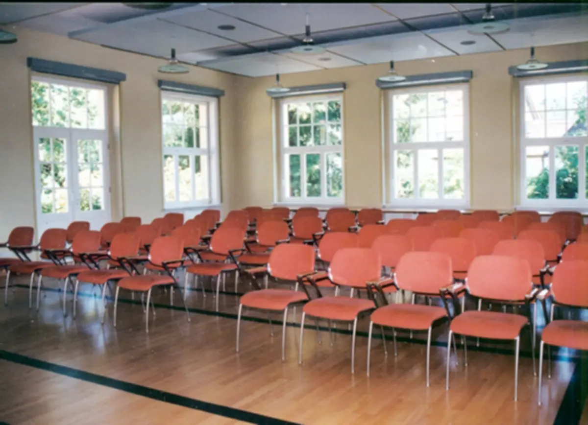 Blick in den Kleinen Lindensaal. Hier sind Stühle für eine Versammlung aufgebaut.