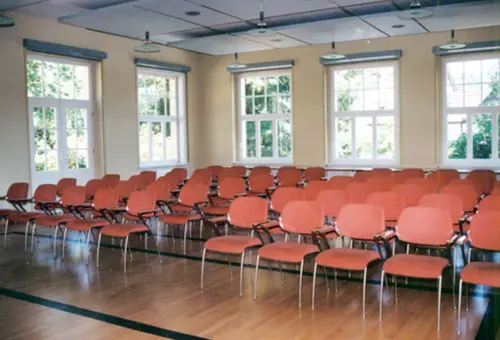 Blick in den Kleinen Lindensaal. Hier sind Stühle für eine Versammlung aufgebaut.