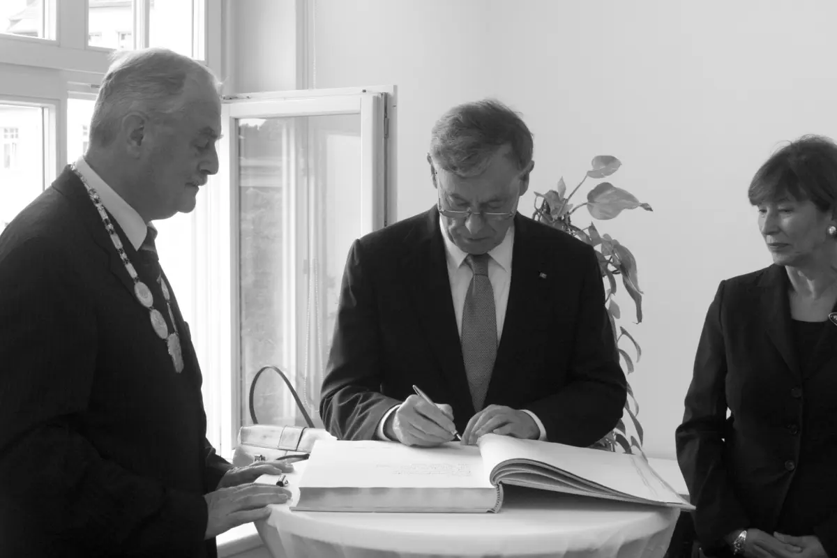 Horst Köhler trägt sich ins Goldene Buch der Stadt ein.