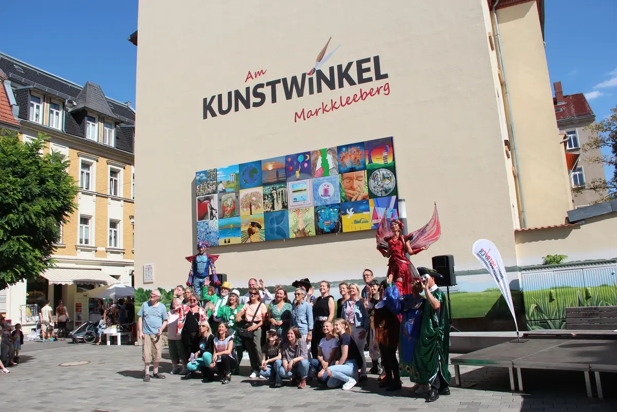 Gruppenfoto zum 4. Kunstwinkelfest 2022. Eine Menschengruppe steht vor der Galerie Am Kunstwinkel.