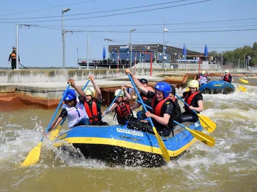 Beim MITGAS Schüler-Rafting treten Schul-Teams aus Sachsen, Sachsen-Anhalt und Thüringen gegeneinander an