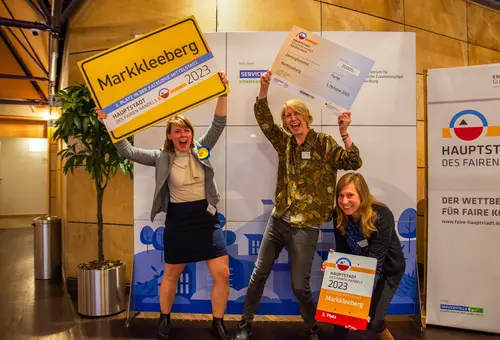 Drei Personen freuen sich über den 2. Platz.