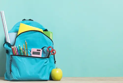 Ein Rucksack mit Schulmaterialien