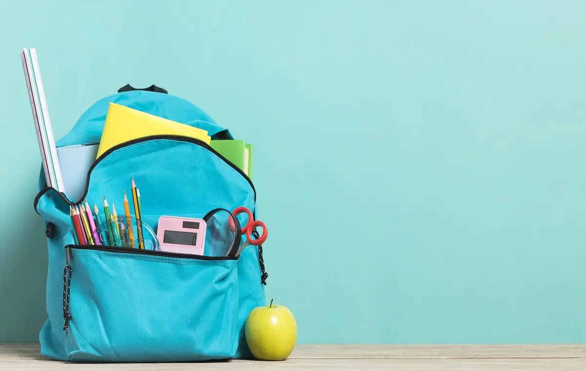 Ein Rucksack mit Schulmaterialien