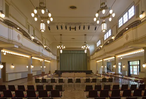 Blick in den Großen Lindensaal. Hier sind Stühle für eine Sitzung aufgebaut.