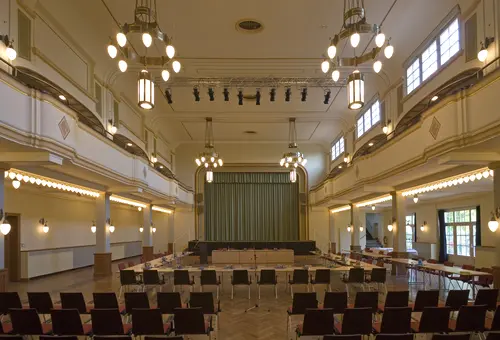 Im Großen Lindensaal sind Stühle für eine Versammlung aufgebaut. 