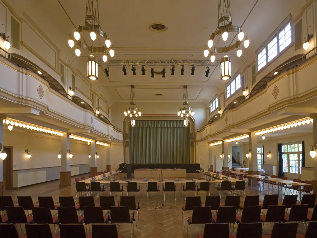 Blick in den Großen Lindensaal. Hier sind Stühle für eine Sitzung aufgebaut.