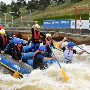 Das "Spogyma"-Team kämpft mit dem wilden Wasser.