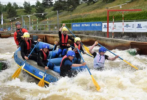 Das "Spogyma"-Team kämpft mit dem wilden Wasser.