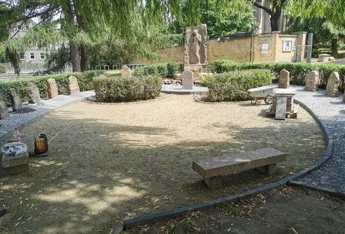 Letzte Arbeiten am Ehrenhain auf dem Kirchplatz in Wachau.