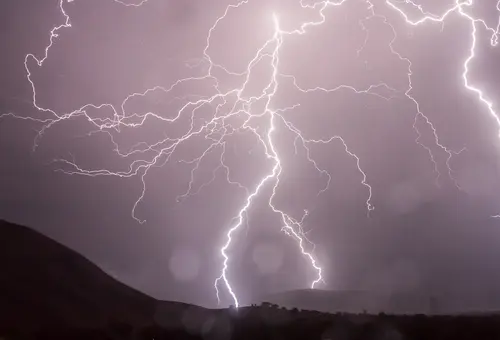 Ein Gewitter mit Blitzen.