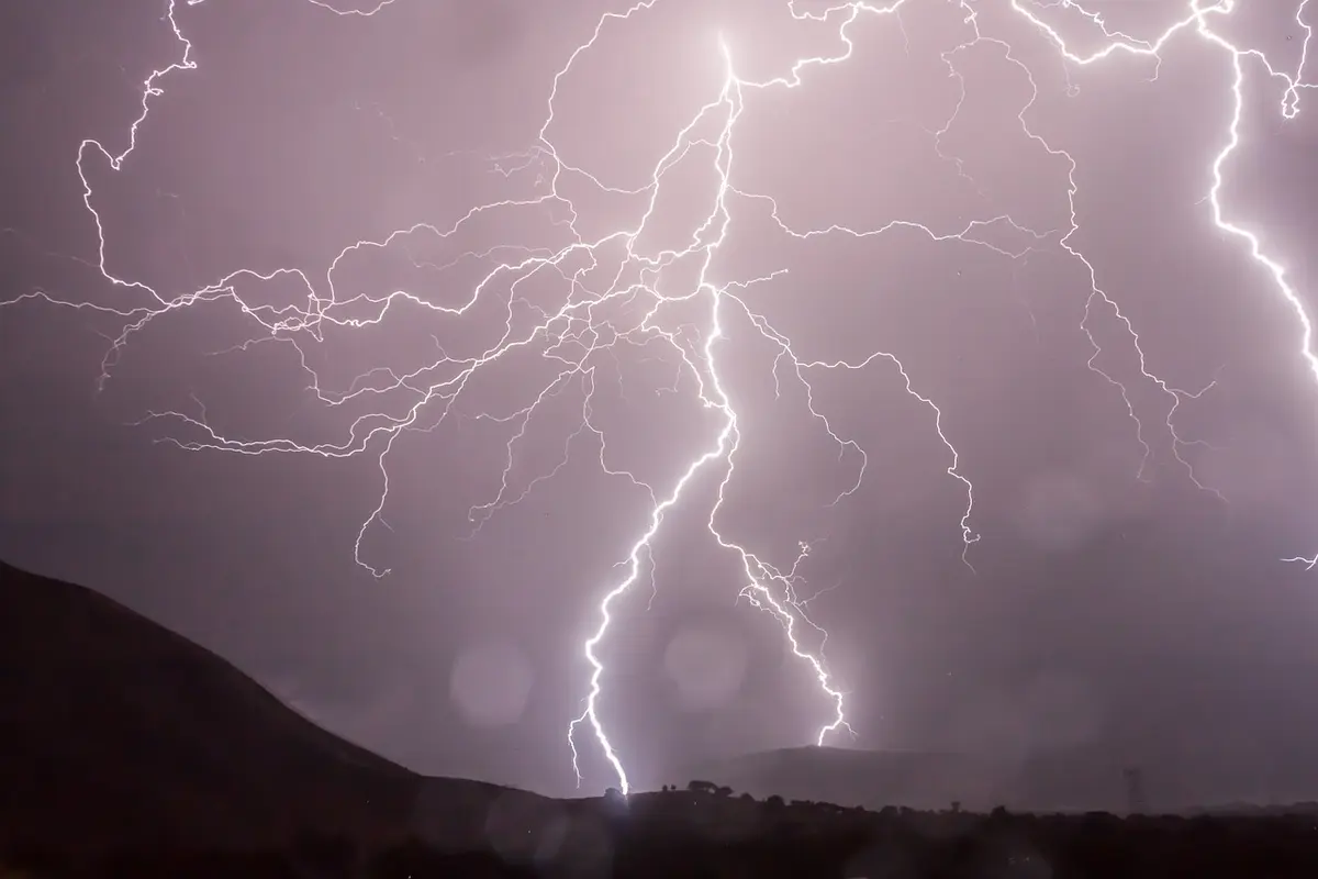 Ein Gewitter mit Blitzen.