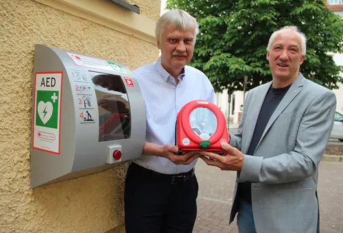 1. Defibrillator am Rathaus installiert