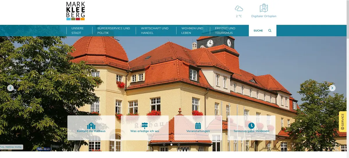 Blick auf den Slider der Internetseite. Zu sehen ist das Rathaus der Stadt