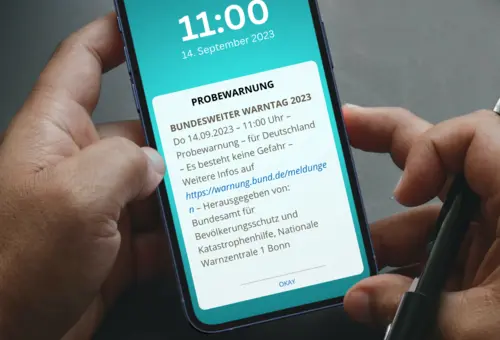 Auf einem Mobiltelefon wird die Meldung zum Bundesweiten Warntag angezeigt.