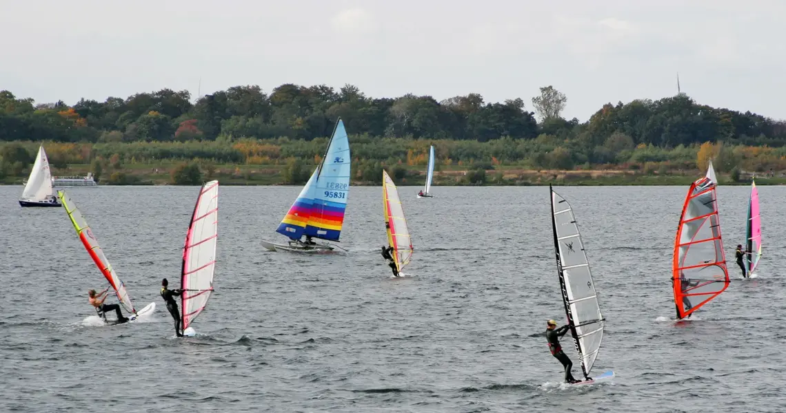 Windsurfer auf dem Wasser