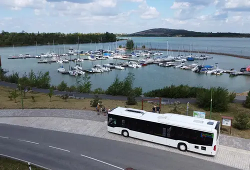 Ein Linienbus steht an einer Haltestelle am Störmthaler See.