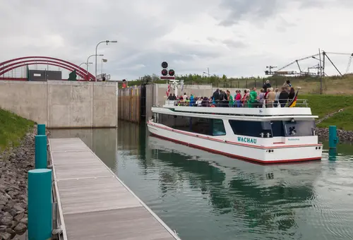 Eine Schiff fährt in die Kanuparkschleuse ein.