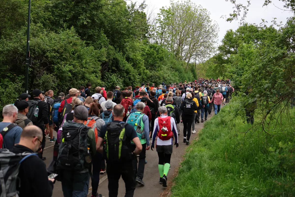 Tausende Wanderer begeben sich beim Massenstart auf die Strecken.