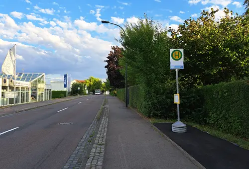Die neue Bushaltestelle am Friedhof in der Hauptstraße.