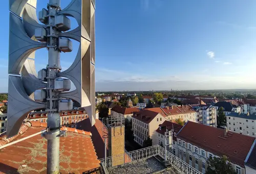 Eine Sirene über den Dächern der Stadt Markkleeberg.