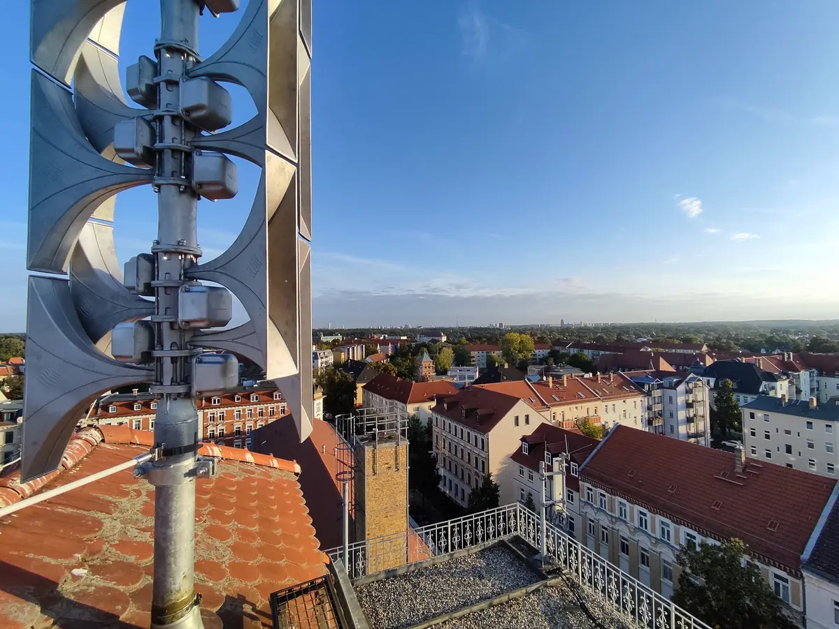 Eine Sirene über den Dächern der Stadt Markkleeberg.