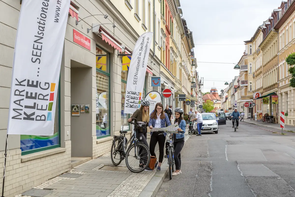 Eingang der Tourist-Info-Markkleeberg-Leipziger-Neuseenland mit 3 Radfahrerinnen