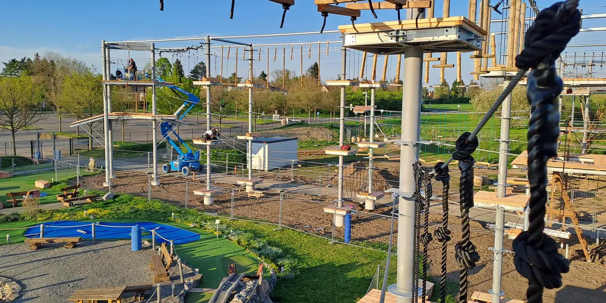 Tortenanschnitt anlässlich der offiziellen Wiedereröffnung Blick auf den Kletterpark der momentan gebaut wird.