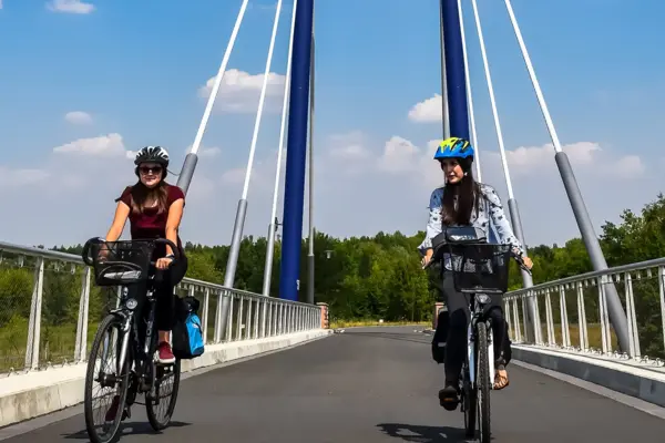 Zwei Radfahrer auf einer Brücke