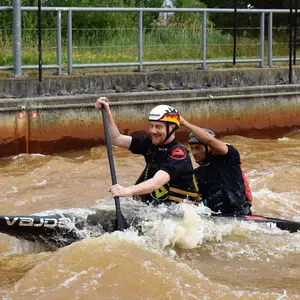 Ministerpräsident Michael Kretschmer paddelt mit Kanu-Weltmeister Franz Anton durch den Wildwasserkanal.