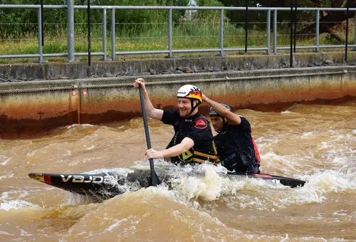 Ministerpräsident Michael Kretschmer paddelt mit Kanu-Weltmeister Franz Anton durch den Wildwasserkanal.