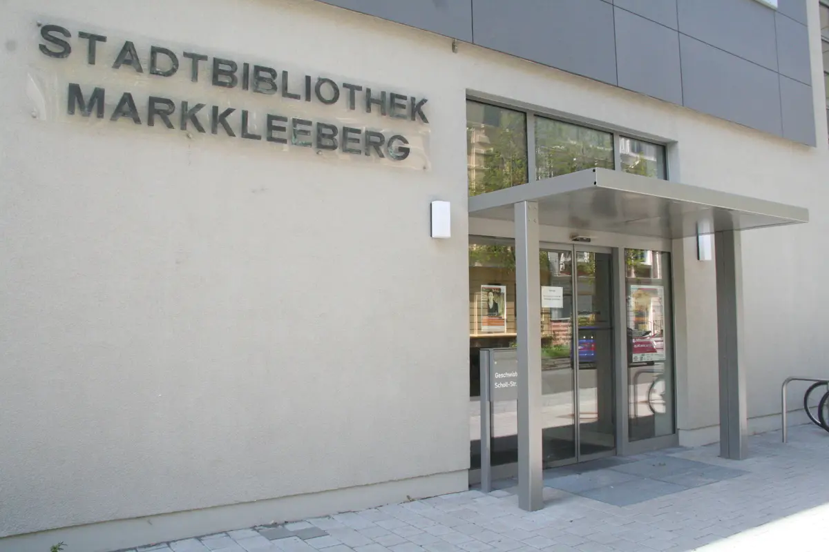 Blick auf den Eingang zur Stadtbibliothek.