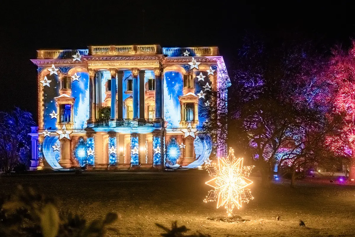 Blick auf das illuminierte Weiße Haus im agra-Park.