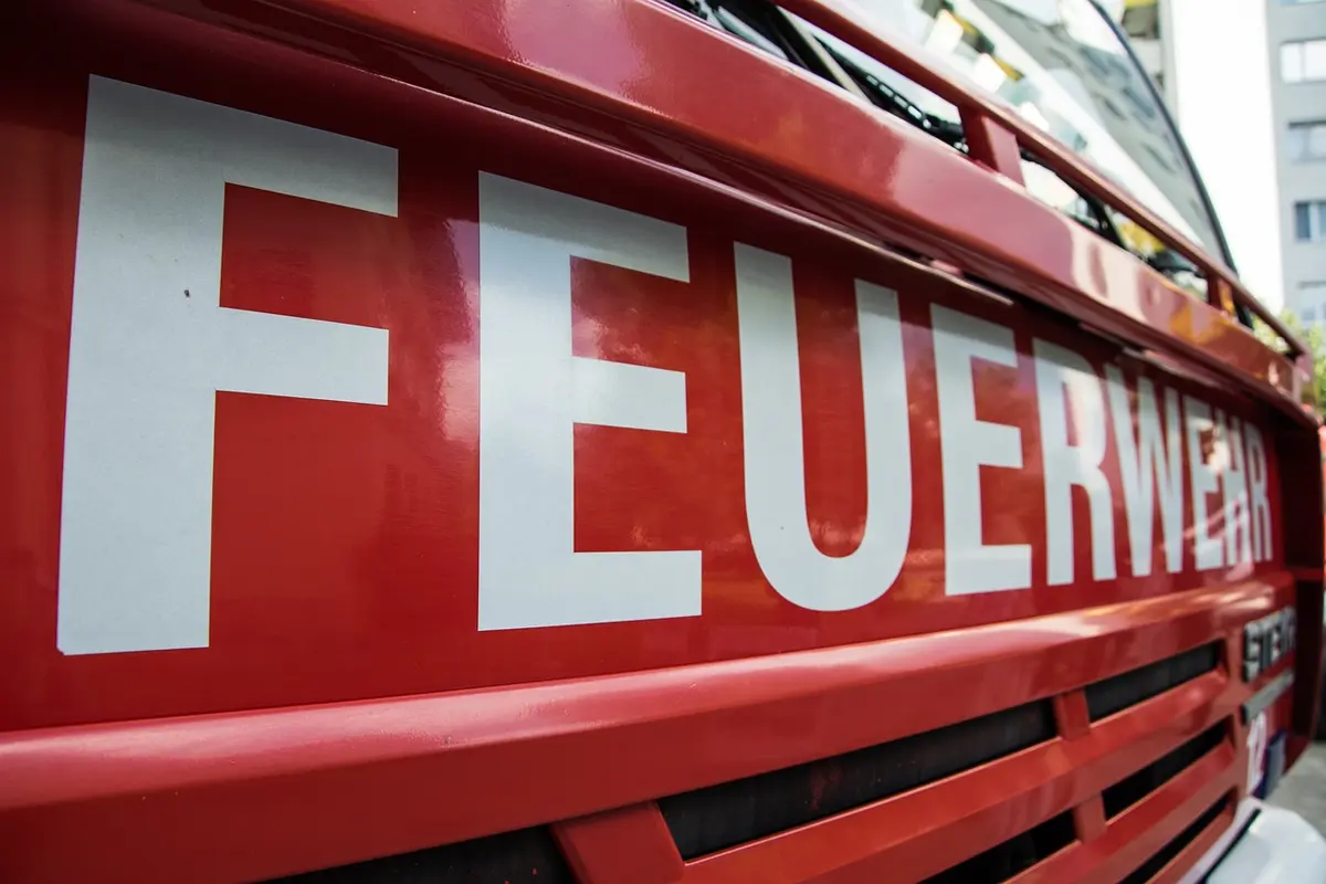 Schriftzug "Feuerwehr" an einem Fahrzeug.