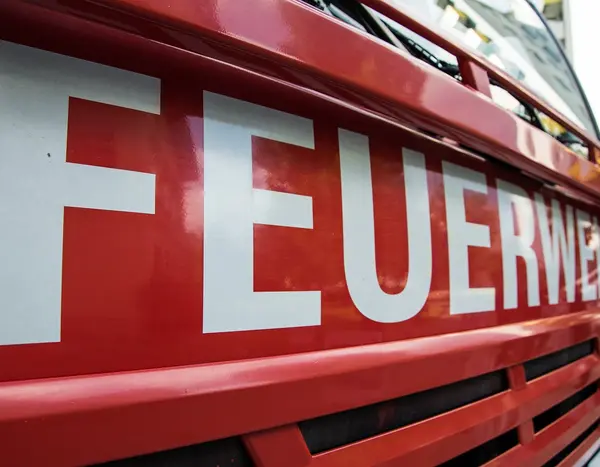 Schriftzug "Feuerwehr" an einem Fahrzeug.