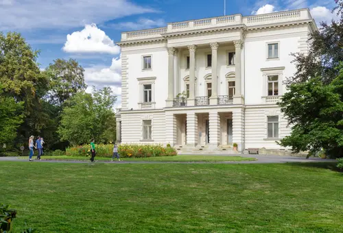 Blick auf das Weiße Haus im agra-Park.