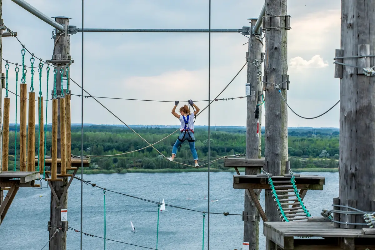 Blick in den Kletterpark. Im Hintergrund ist der Markkleeberger See zu erkennen.