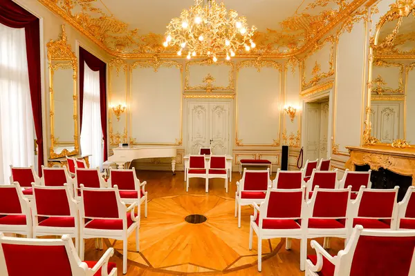 Der eindrucksvolle Spiegelsaal befindet sich im Erdgeschoss.
