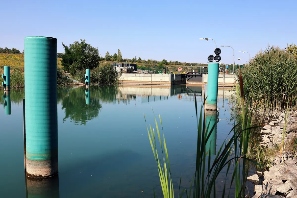 Blick auf die Schleuse zwischen Störmthaler und Markkleeberger See (2024)