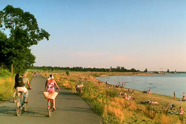 Spaziergänger auf dem Uferrundweg am Cospudener See
