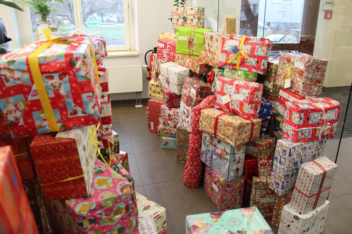 Weihnachtspäckchen stapeln sich im Bürgerservice der Stadt.