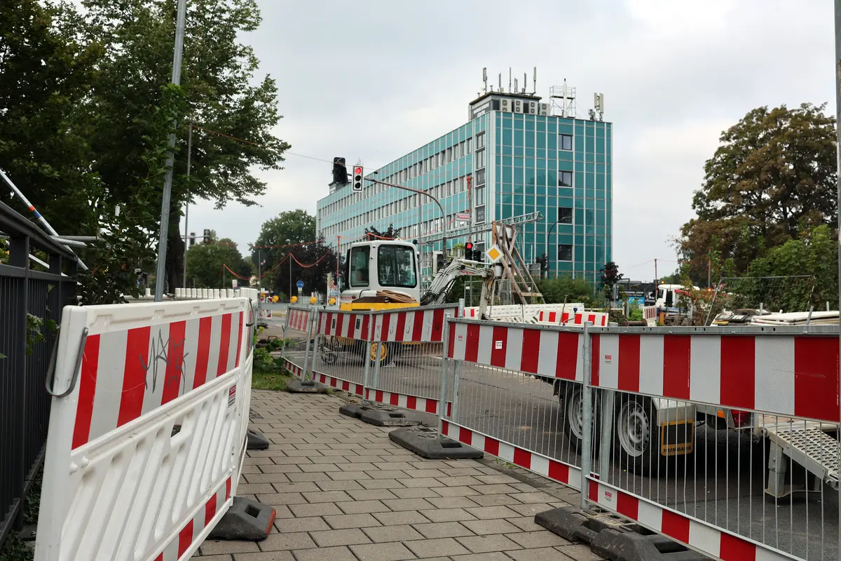 Die Straße ist gesperrt. Bauzäune sind errichtet.