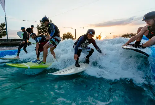 Surfen auf der stehenden Welle im Kanupark Markkleeberg