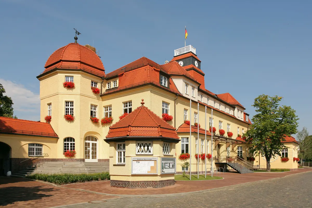 Blick von außen auf das Rathaus der Stadt.