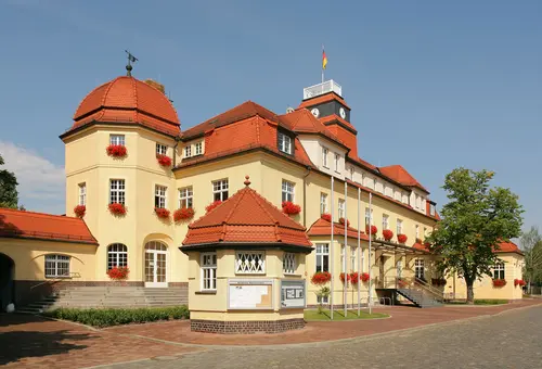 Blick von außen auf das Rathaus der Stadt.