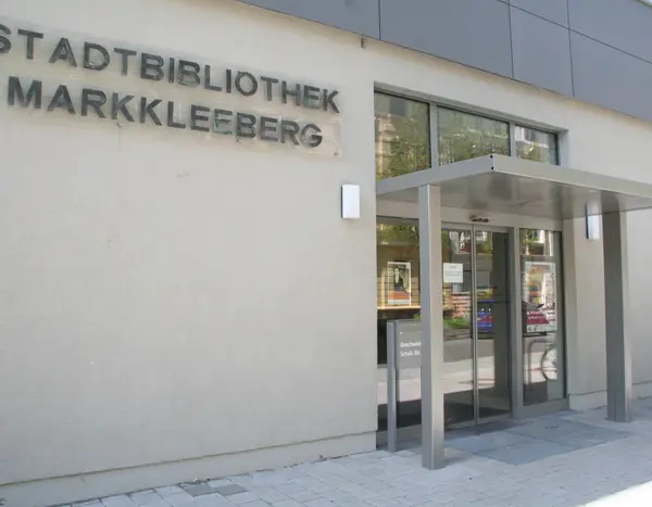 Blick von außen auf die Stadtbibliothek Markkleeberg.