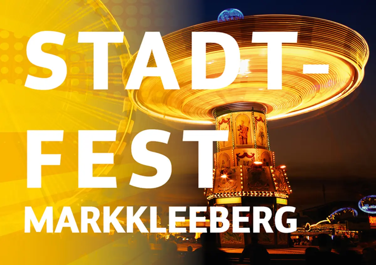 Banner zum Stadtfest Markkleeberg. Im Hintergrund ist ein Karussell zu sehen, das angestrahlt ist und sich im Dunkeln dreht.